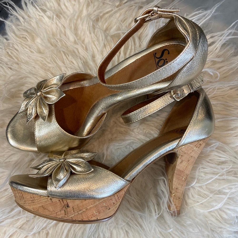 Sofft Gold Sandals Size 8.5